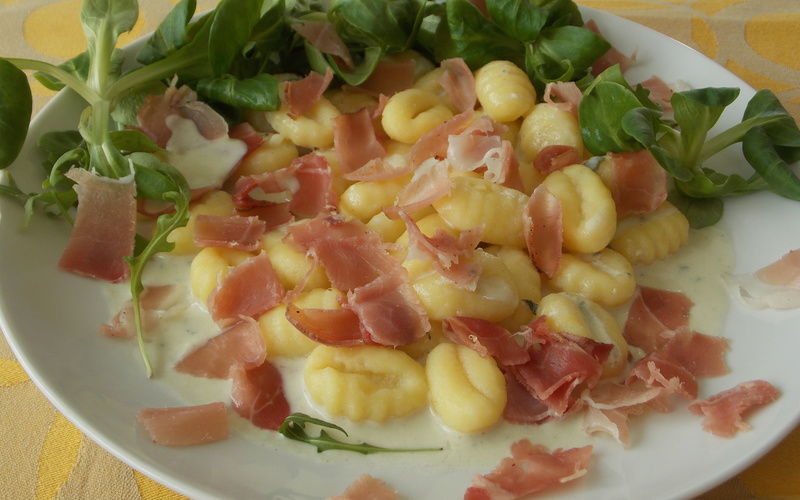 Recette Gnocchis sauce Roquefort et jambon cru pas chère et express