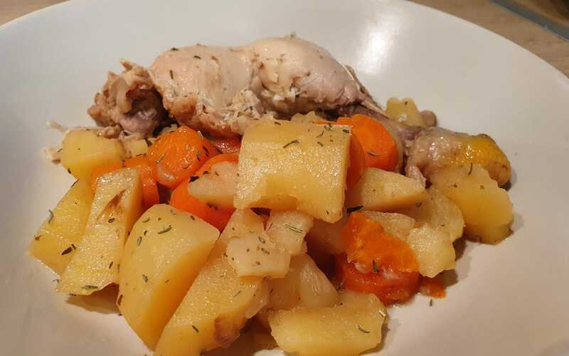 Recette Cuisses de poulet-pdt-carottes - Cookéo économique et simple